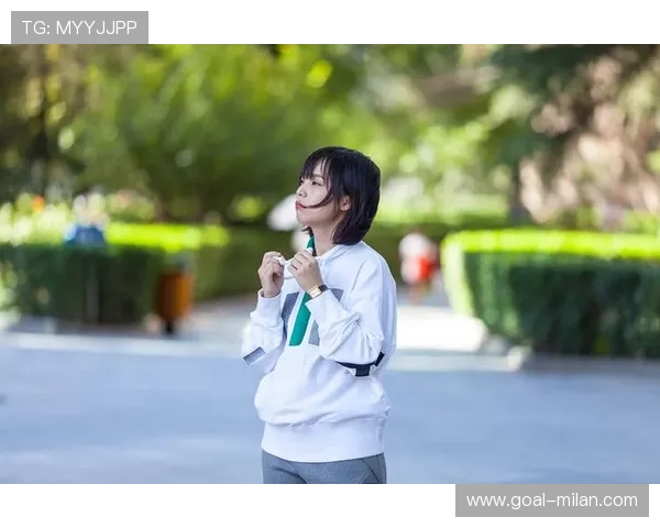 时尚运动风潮流足球球星印花女款T恤展现活力与个性魅力